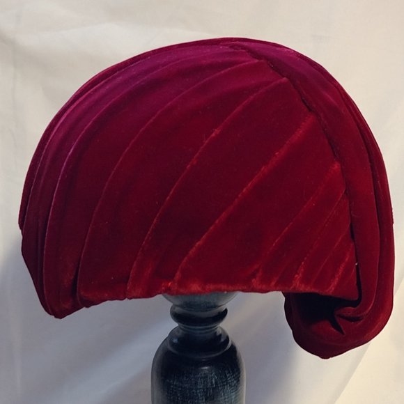 🎬 Coralie || Burgundy Velvet Scullcap Hat - Picture 4 of 6